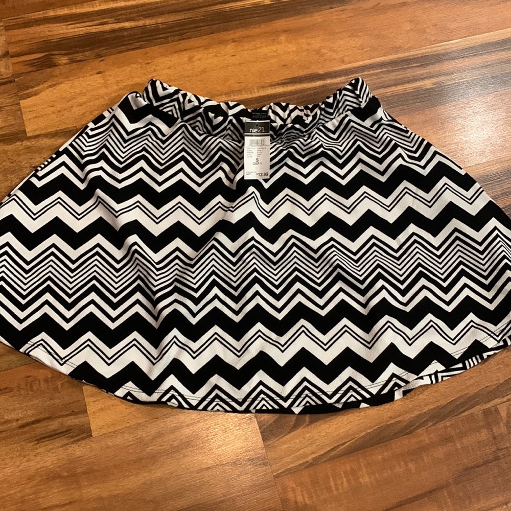Rue 21 black and white skirt